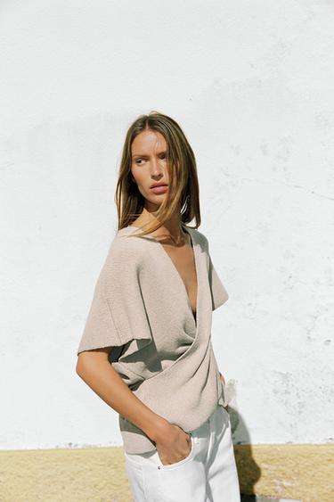 توب محاك بعقدة - بيج فاتح الخاص بـ Zara