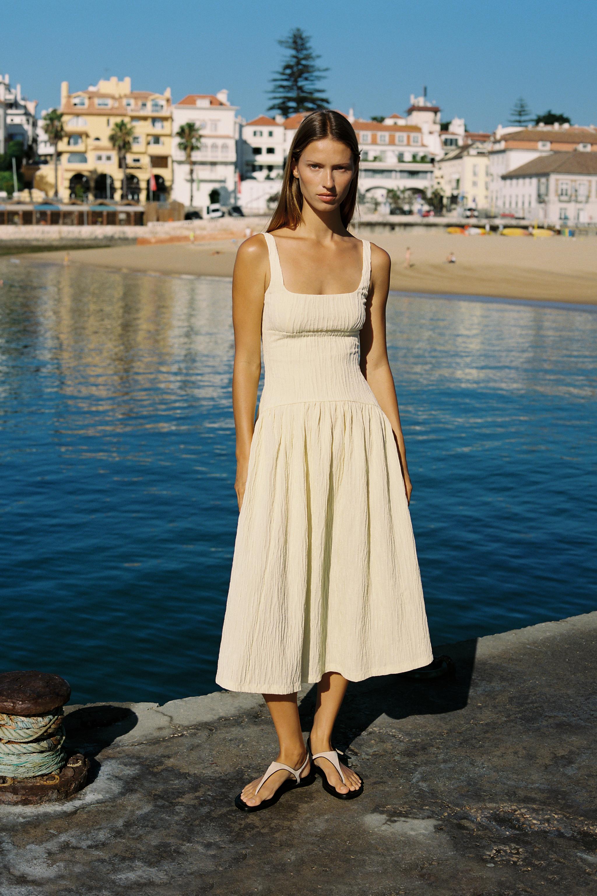 ROBE À BRETELLES TEXTURÉE