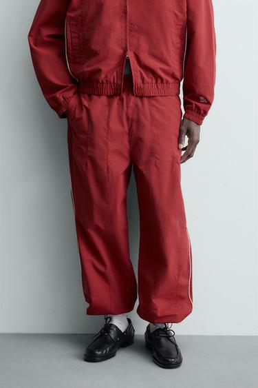PANTALÓN JOGGER TÉCNICO BANDAS CONTRASTE - Rojo de Zara