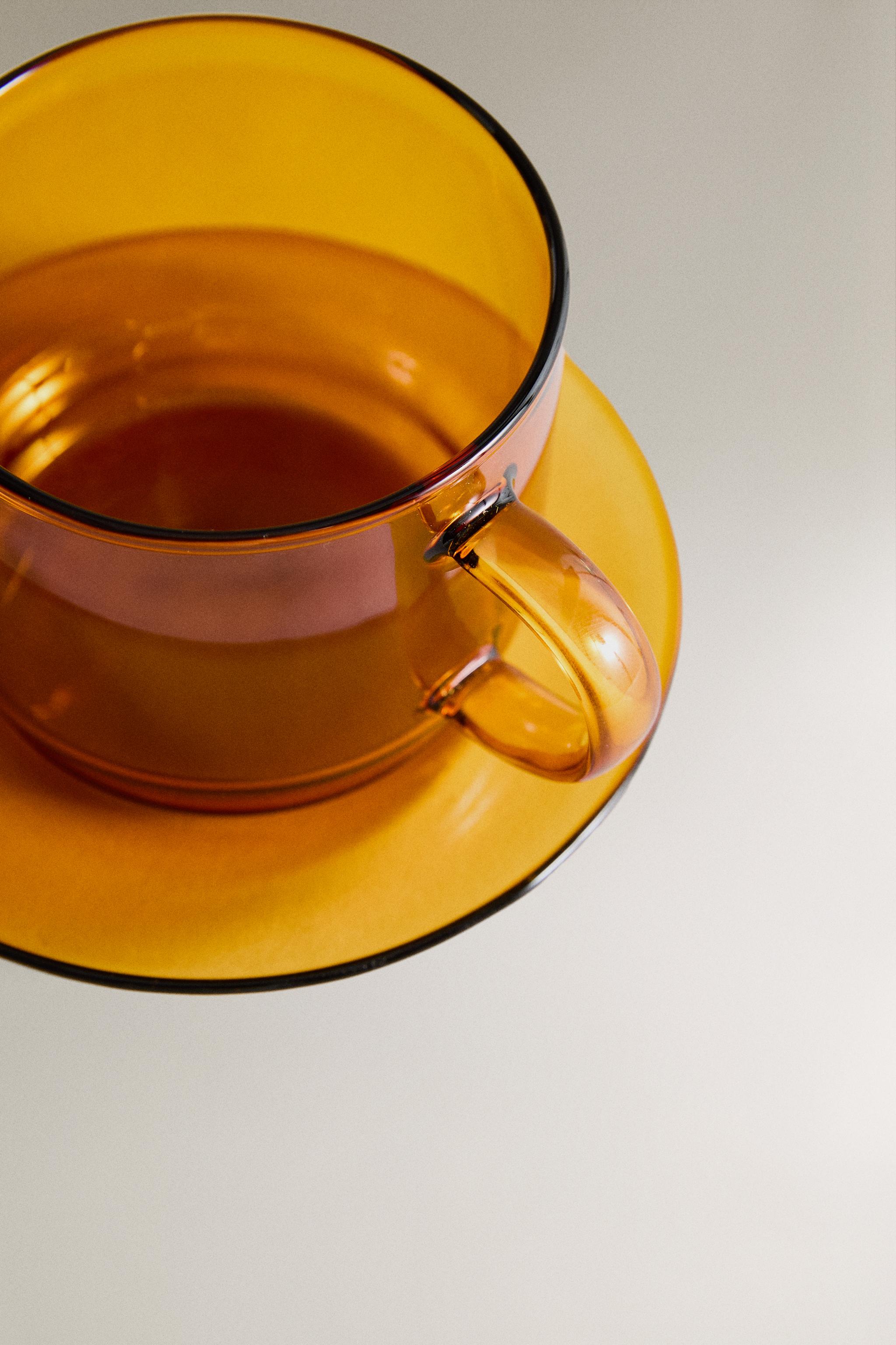 STRUCTURE AVEC TASSES ET SOUCOUPES