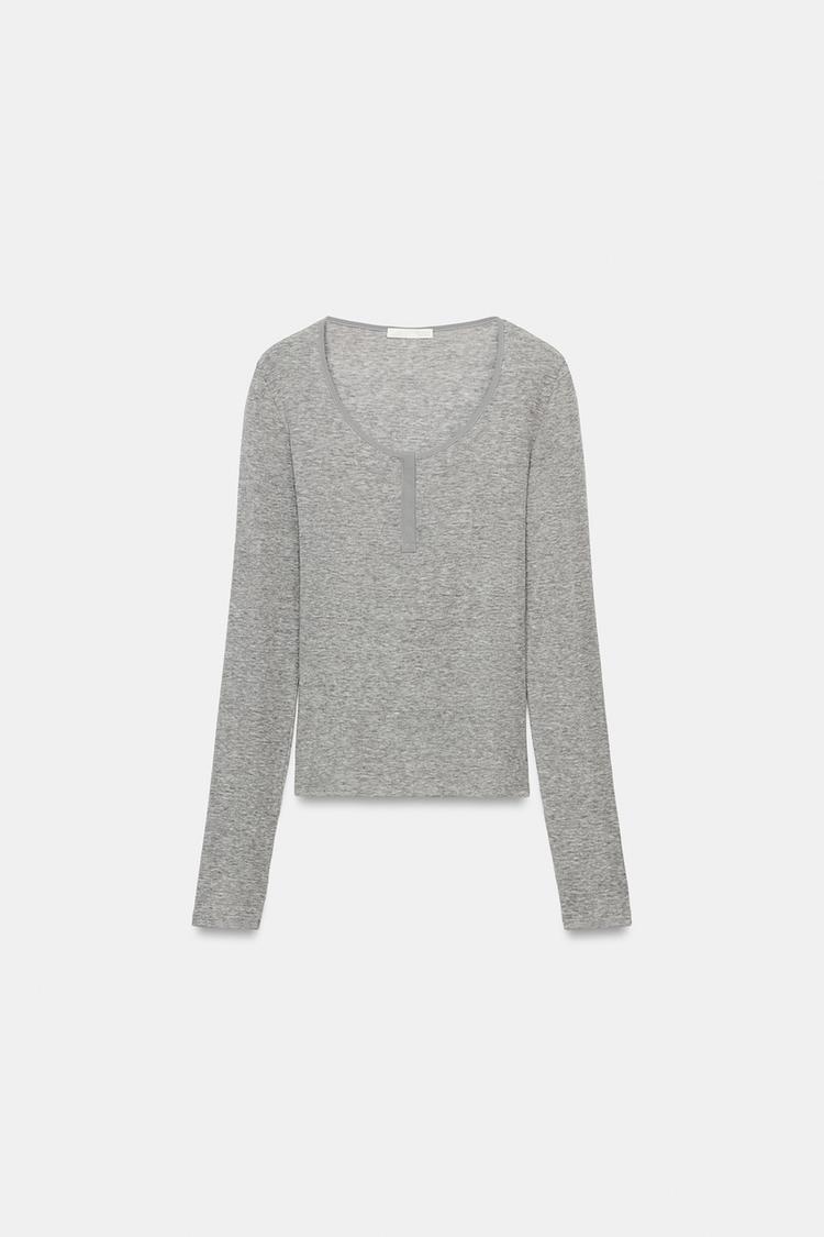 Playera Henley con botones 4