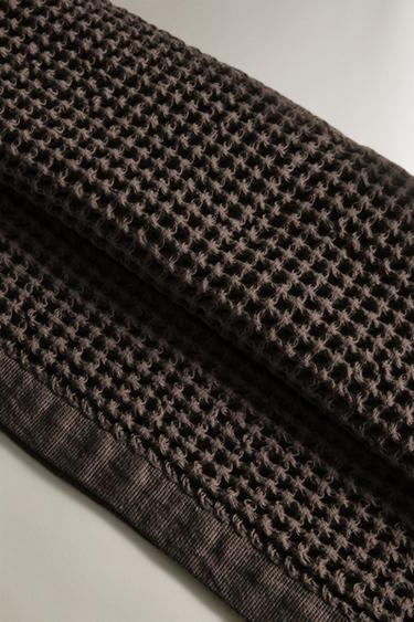 TOALLA BAÑO ALGODÓN TEJIDO TIPO WAFFLE - Marrón oscuro de Zara
