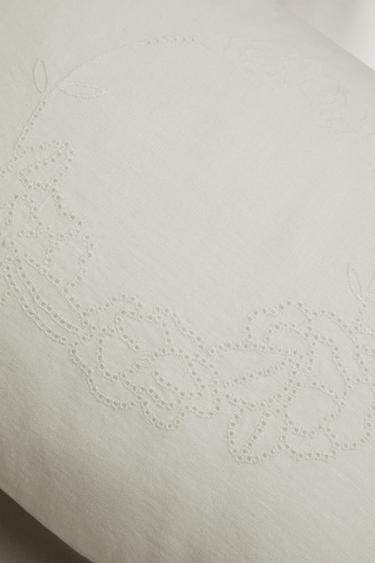 COUSSIN LIN BORD FESTONNÉ - Blanc cassé de Zara - Image 3