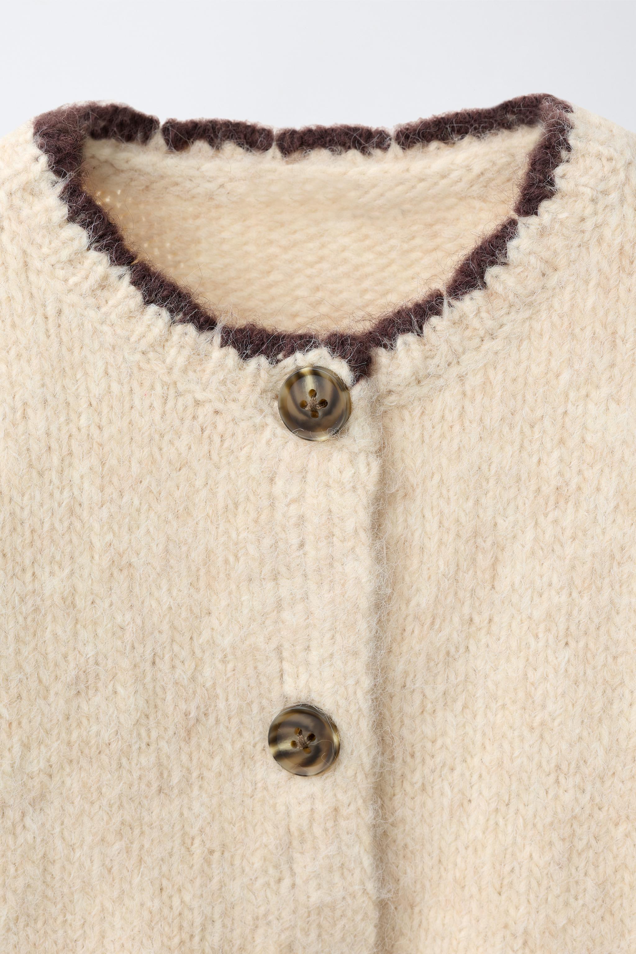 GILET EN MAILLE POCHES FLEURS BRODÉES