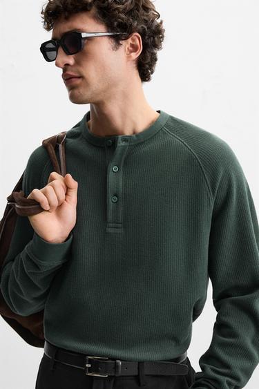 T-SHIRT AVEC COL BOUTONNÉ - Vert foncé de Zara - Image 4