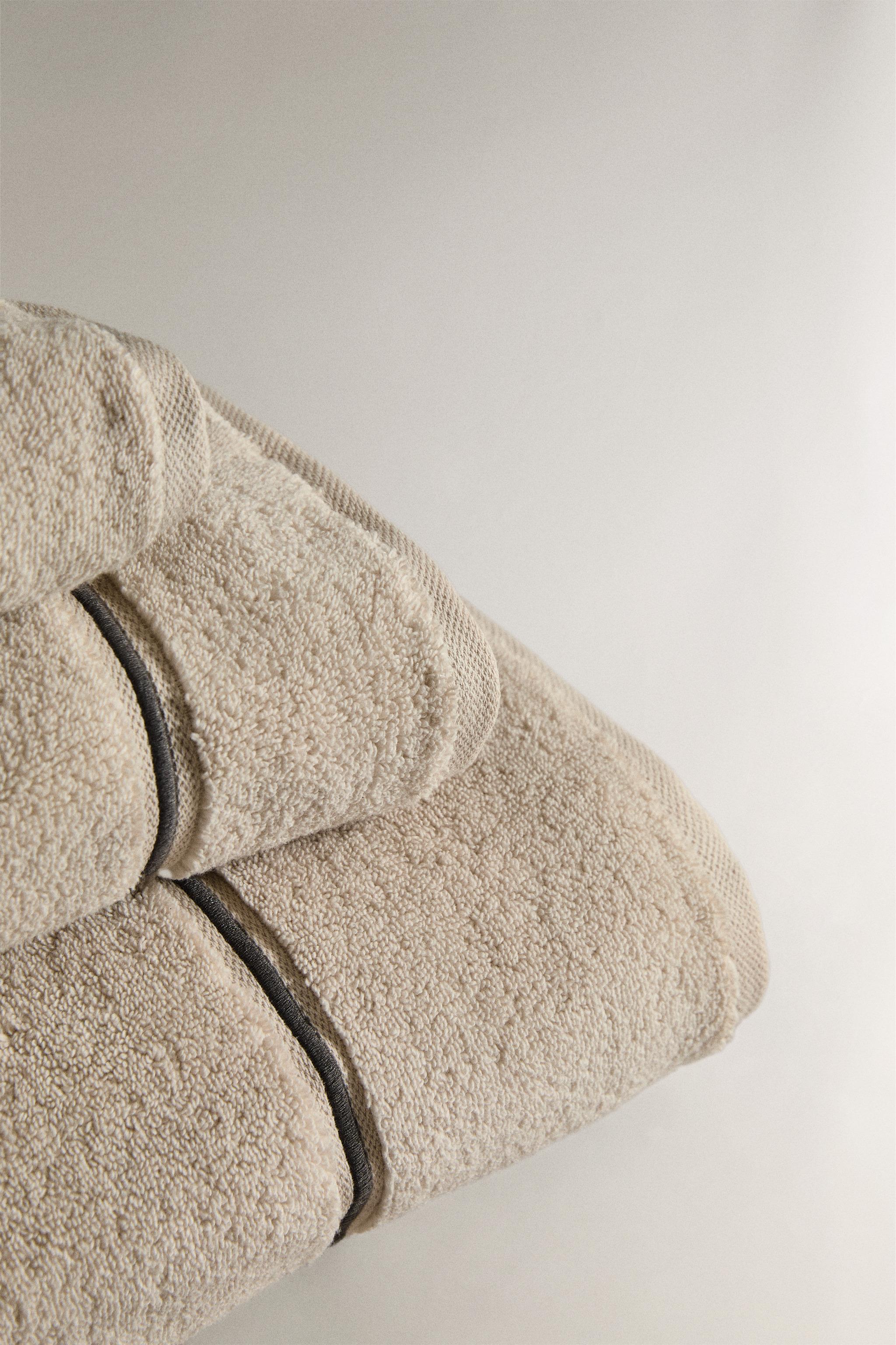 BATH TOWEL WITH EMBROIDERED SCALLOP