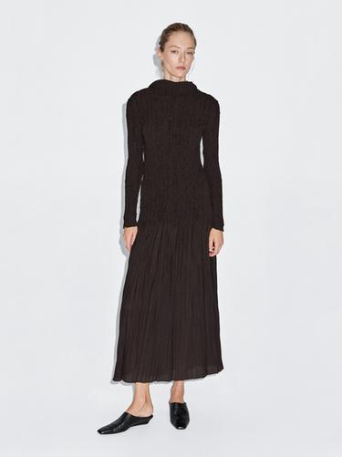 Robe longue stretch plissée - Marron de Zara
