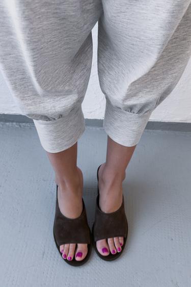 SANDALES EN CUIR À TALONS LARGES - Marron de Zara - Image 1