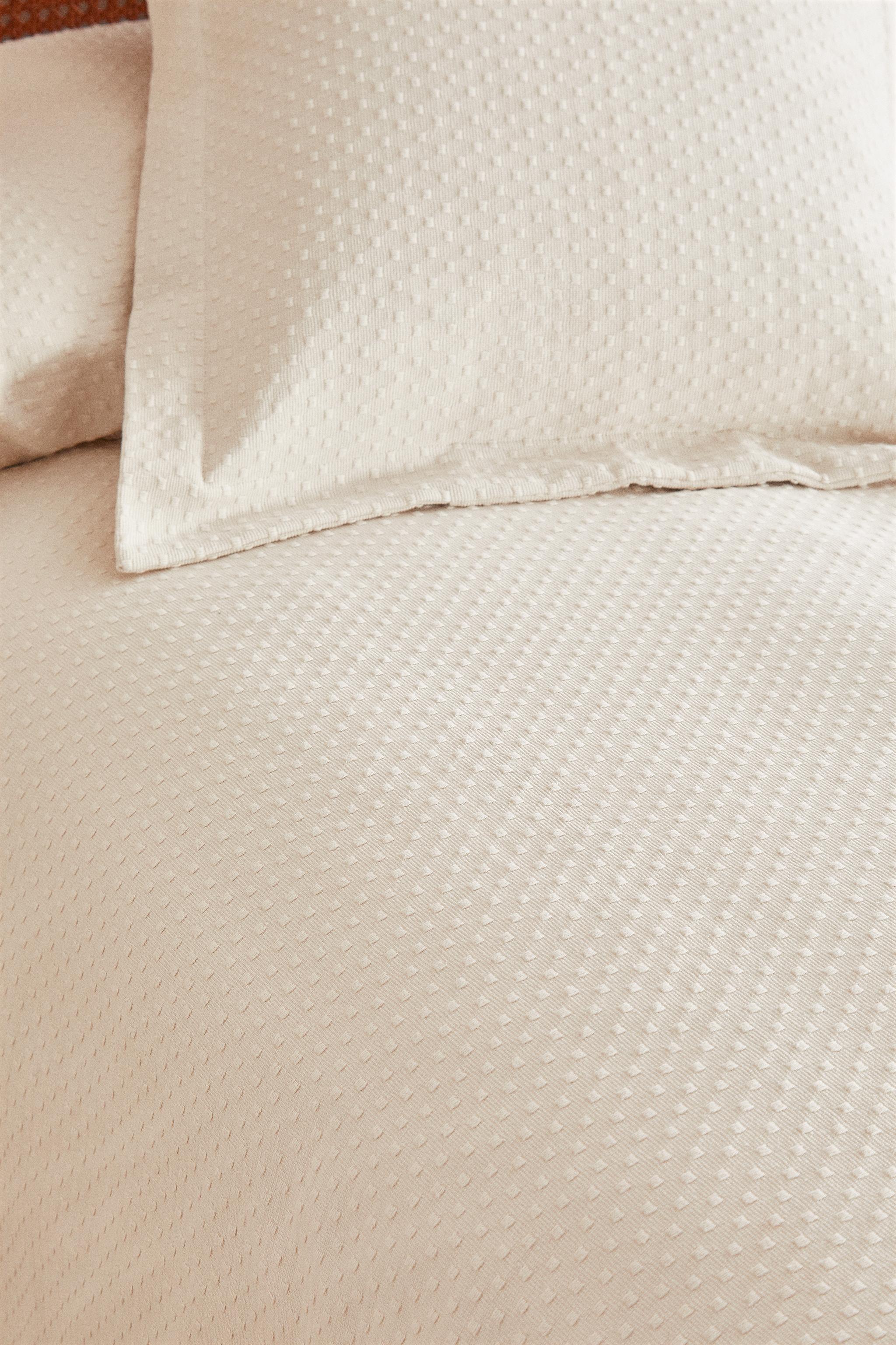 BEDSPREAD WITH POLKA DOT DESIGN