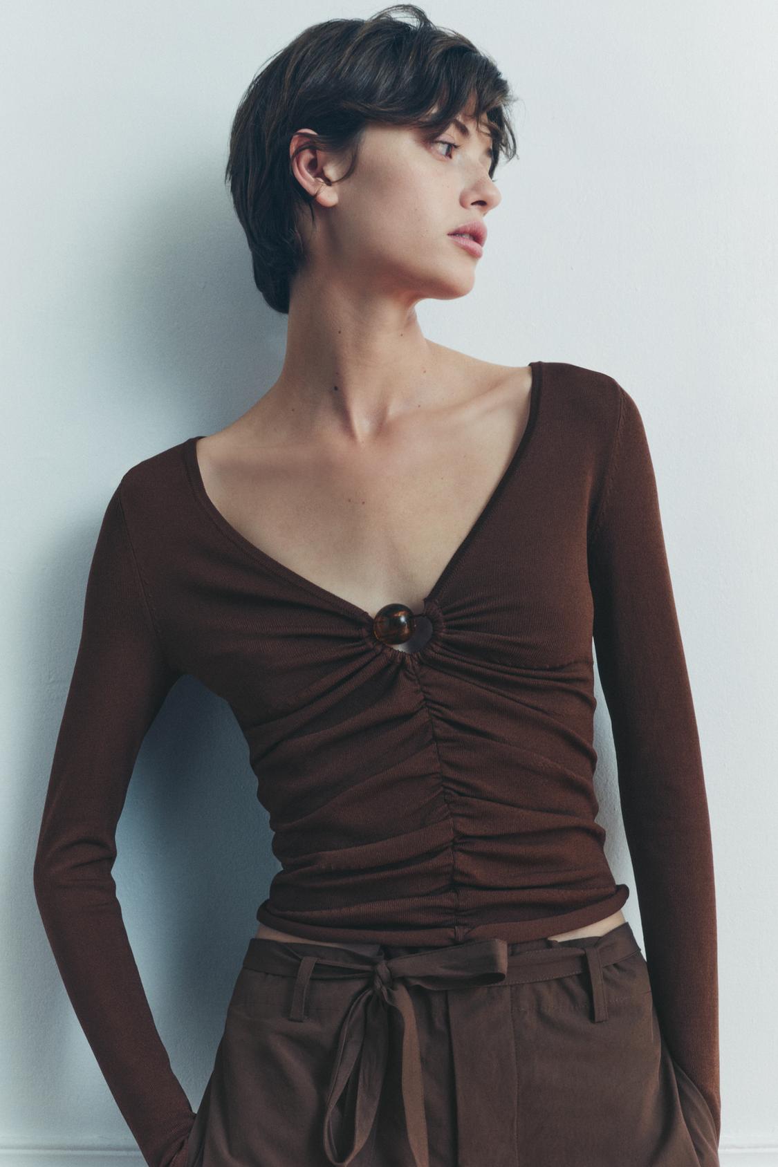 GATHERED KNIT TOP WITH BALL APPLIQUÉ