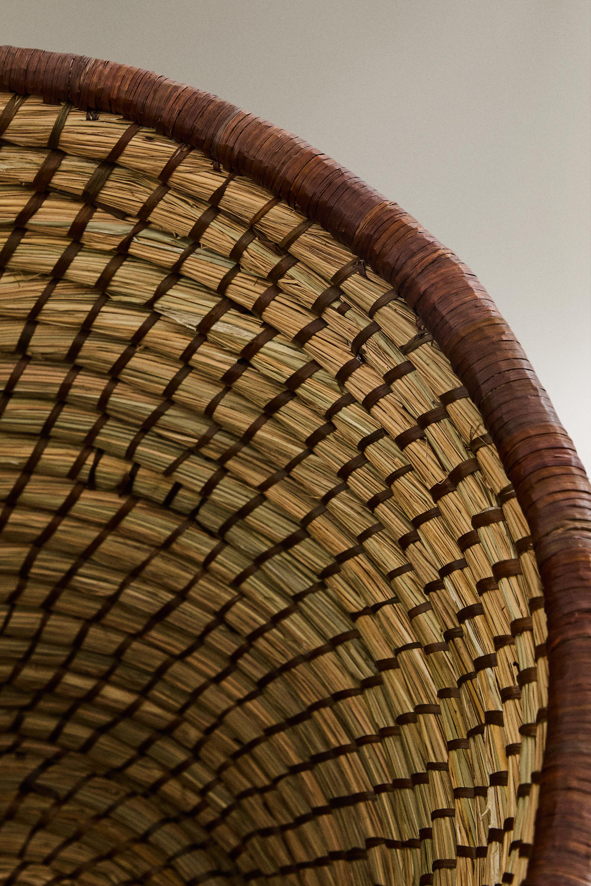 ROUND WOVEN BASKET