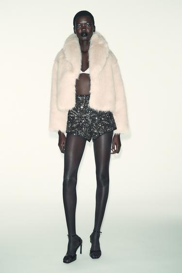 معطف قصير من الفرو الاصطناعي بياقة مطوية - خَام الخاص بـ Zara