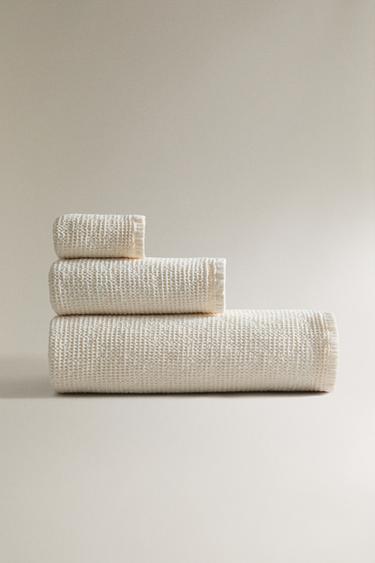 TEXTURED WAFFLE-KNIT BATH TOWEL - Ivory by Zara