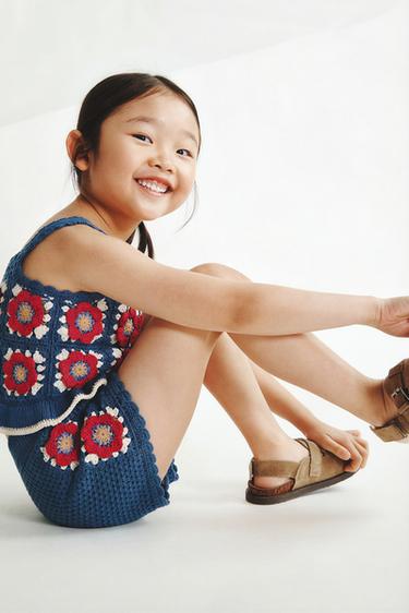 KNIT BERMUDA SHORTS WITH CROCHET FLOWERS - Blue by Zara