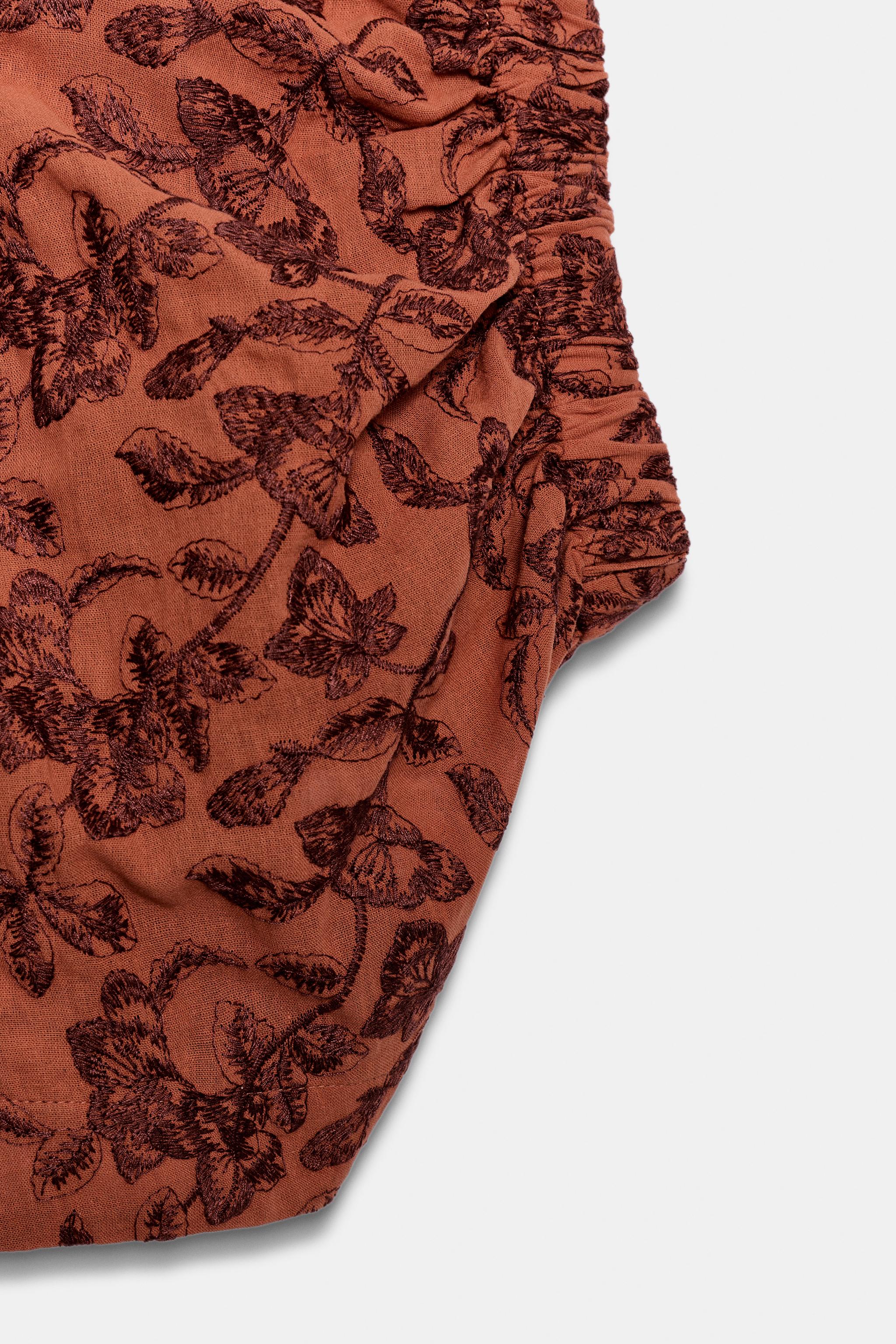 EMBROIDERED ELASTICIZED TOP
