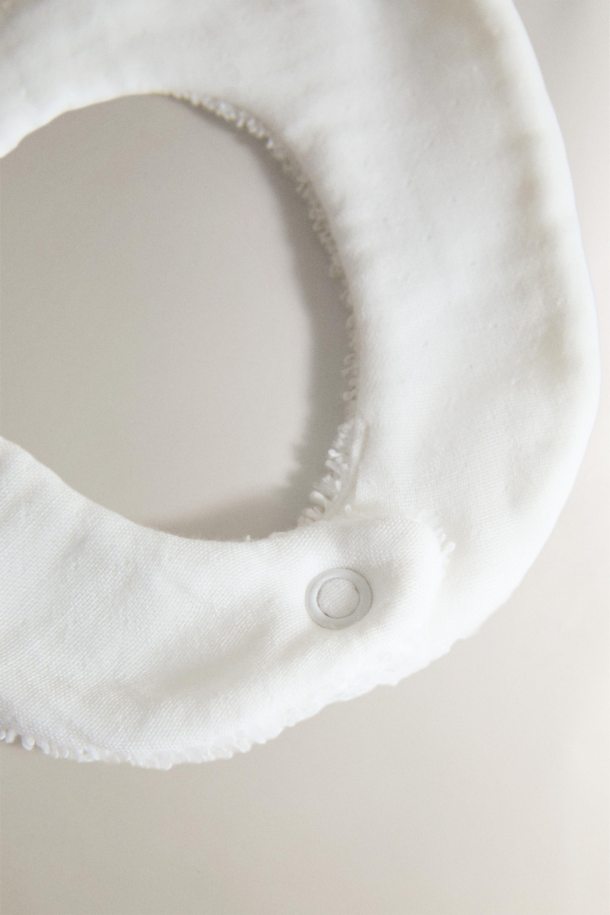 BABY BIB WITH EMBROIDERED CHICK — Oyster-white