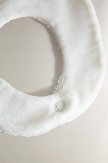 BABY BIB WITH EMBROIDERED CHICK — Oyster-white 2