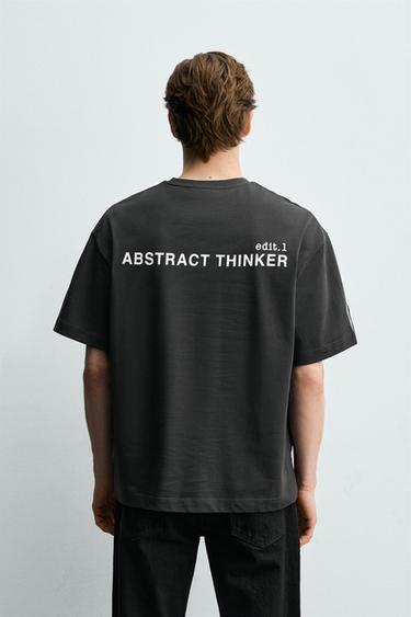 KVADRATNO KROJENA MAJICA S KONTRASTNIM NAPISOM - Temno siva od Zare