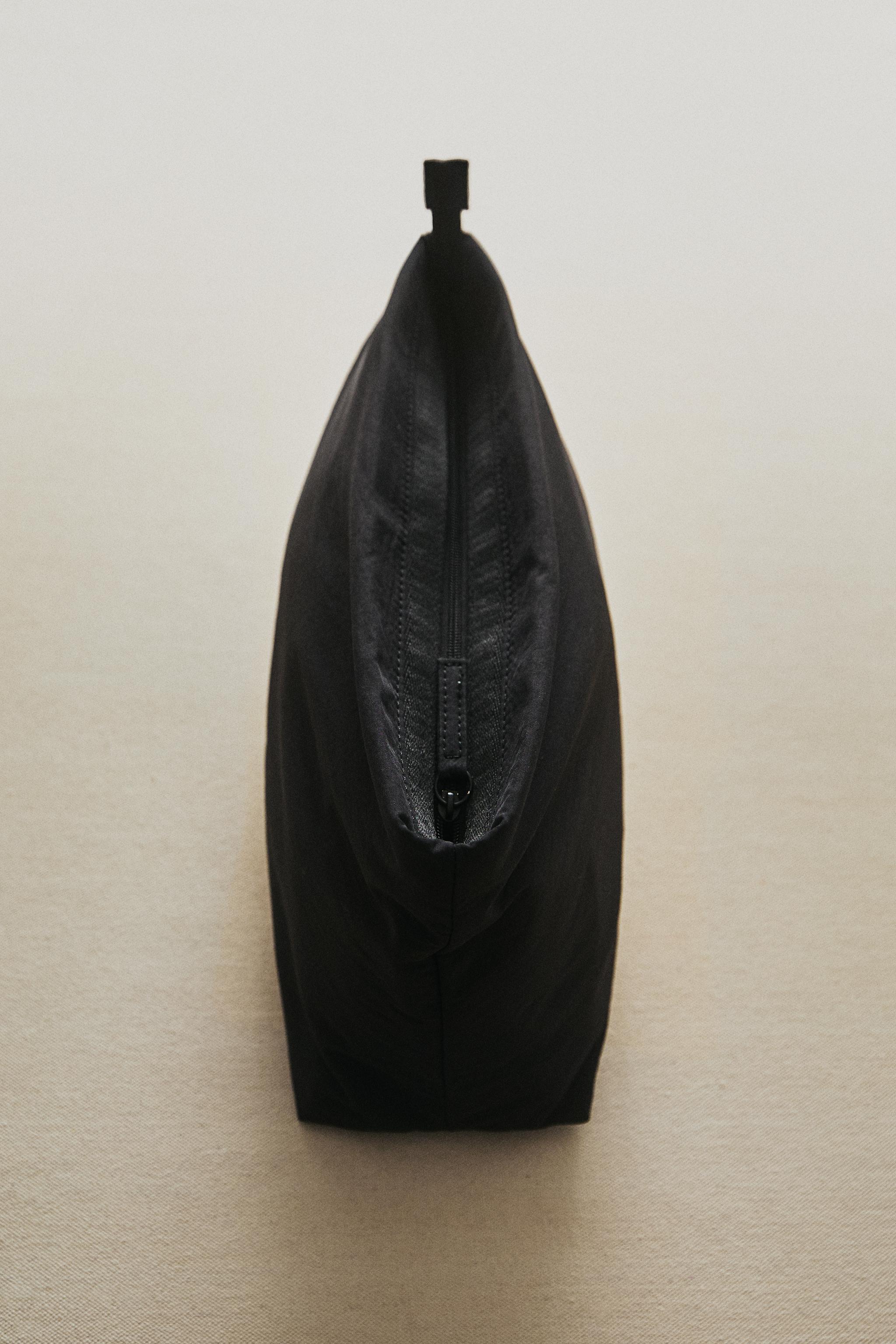 TECHNICAL FABRIC TOILETRY BAG