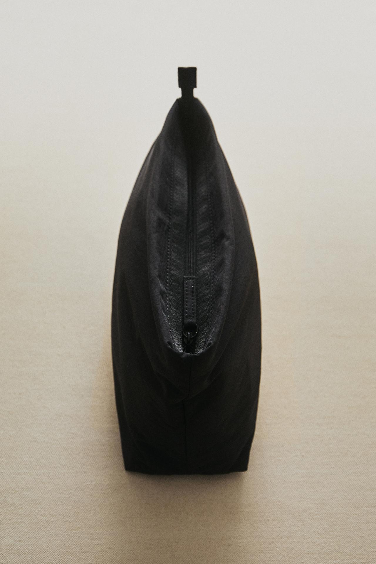 TECHNICAL FABRIC WASH BAG — Black