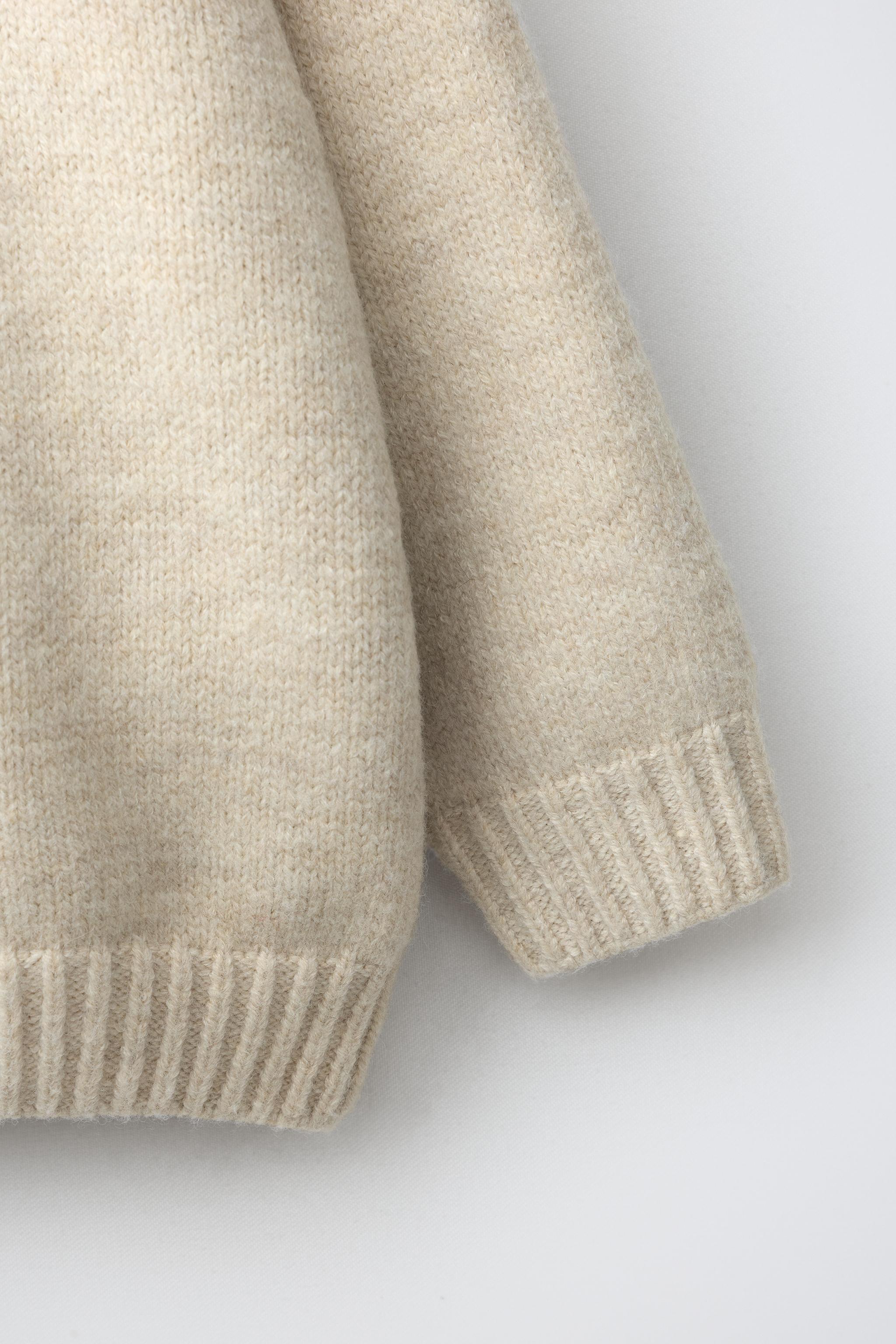 PULL EN MAILLE AVEC BRODERIES FERME