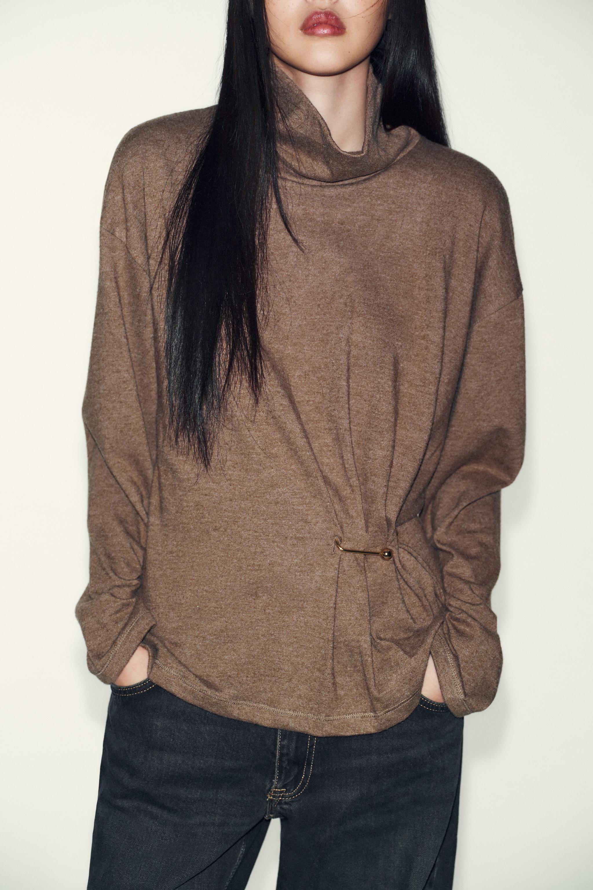 TOP DOUX AVEC DÉCOR MÉTALLIQUE