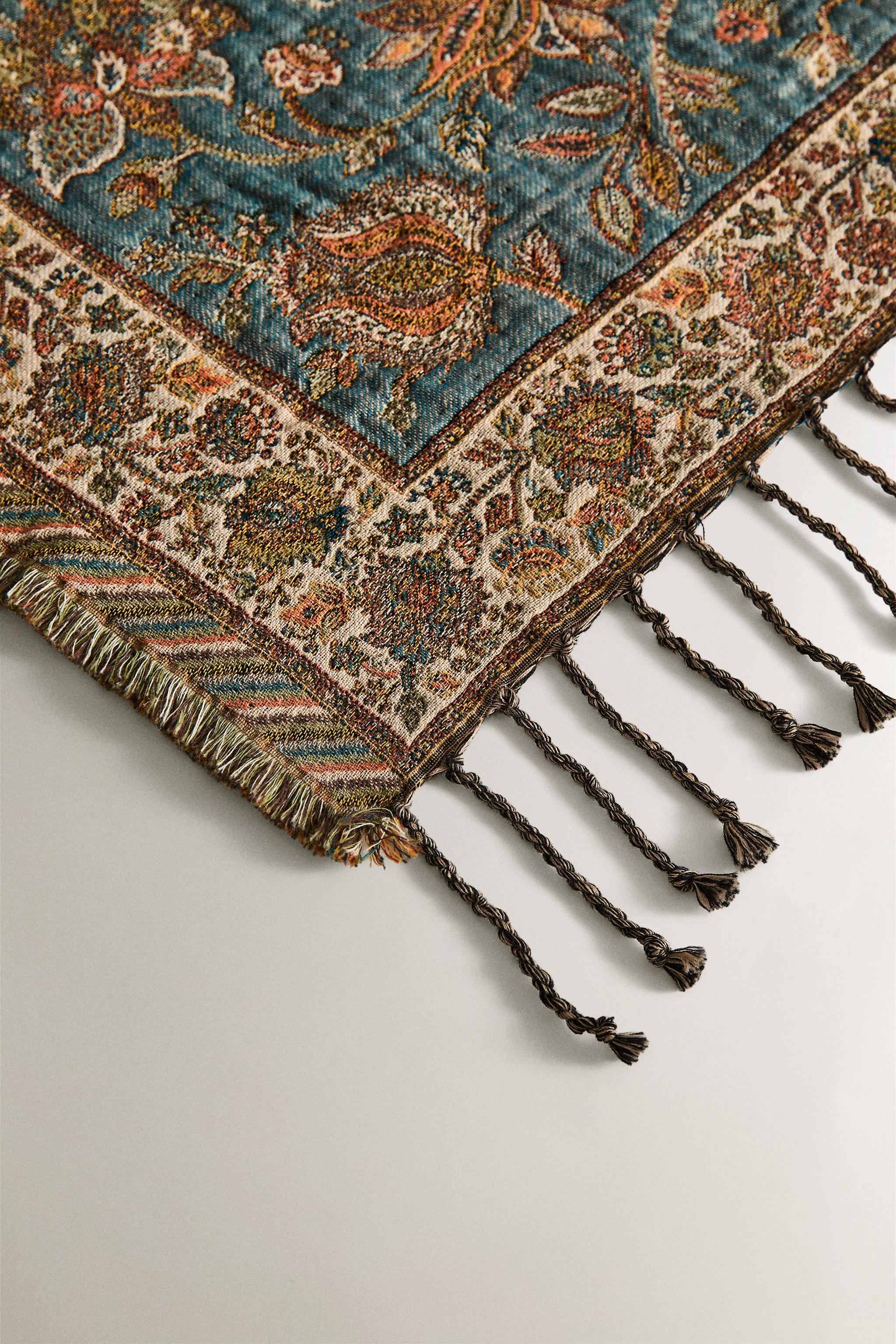 FLORAL JACQUARD BLANKET
