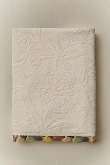 JACQUARD POMPOM BATH TOWEL - Ivory by Zara