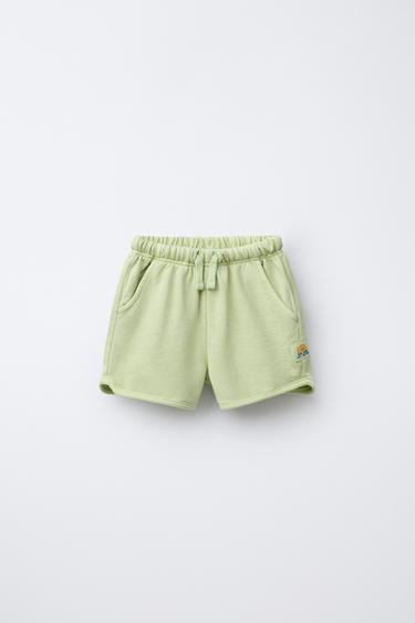 QUẦN SHORT BERMUDA STRAIGHT VẢI NHUNG LÔNG GARMENT DYE ĐÍNH NHÃN - Màu xanh lá mạ từ Zara