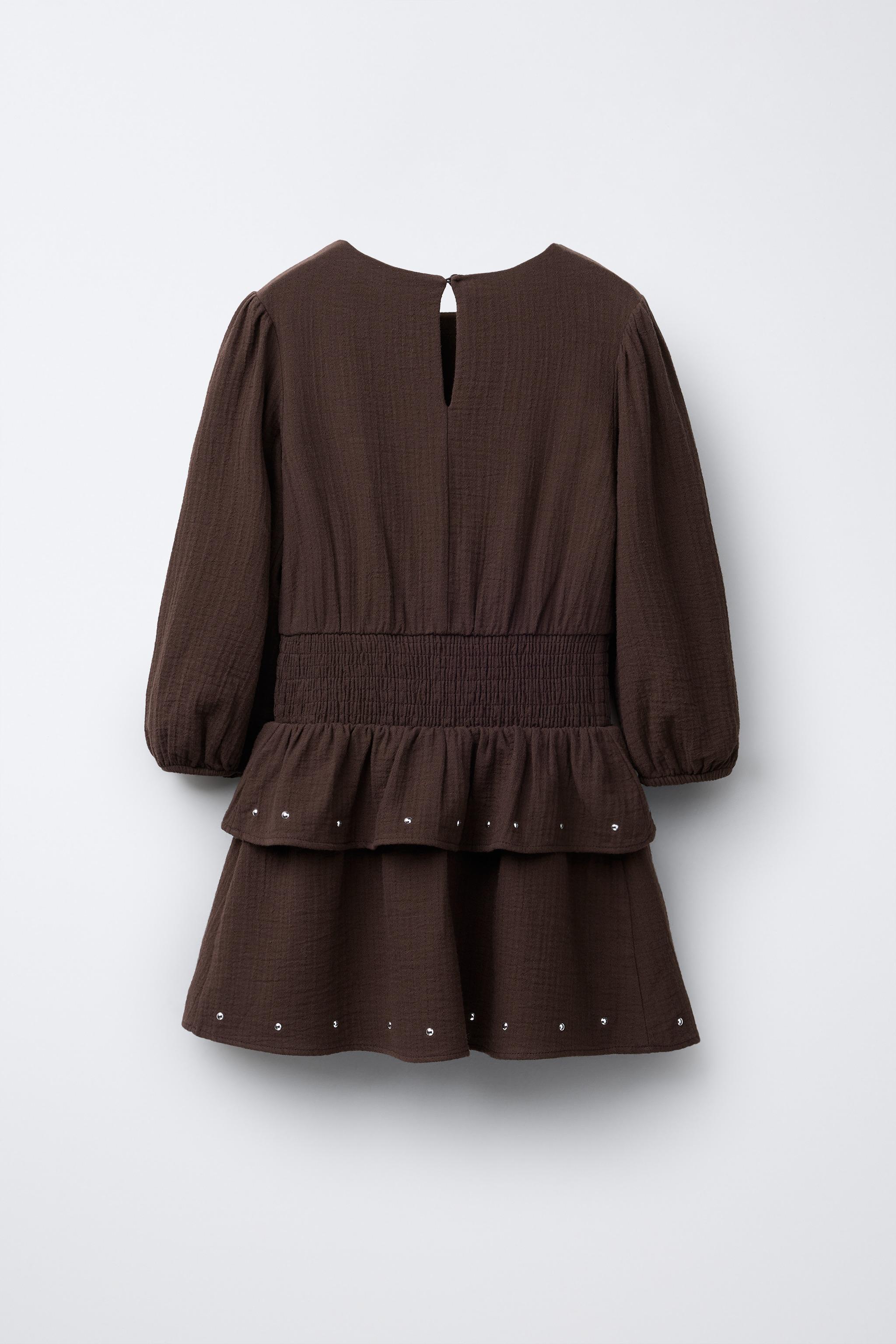 ROBE TEXTURÉE À VOLANTS ET CLOUS