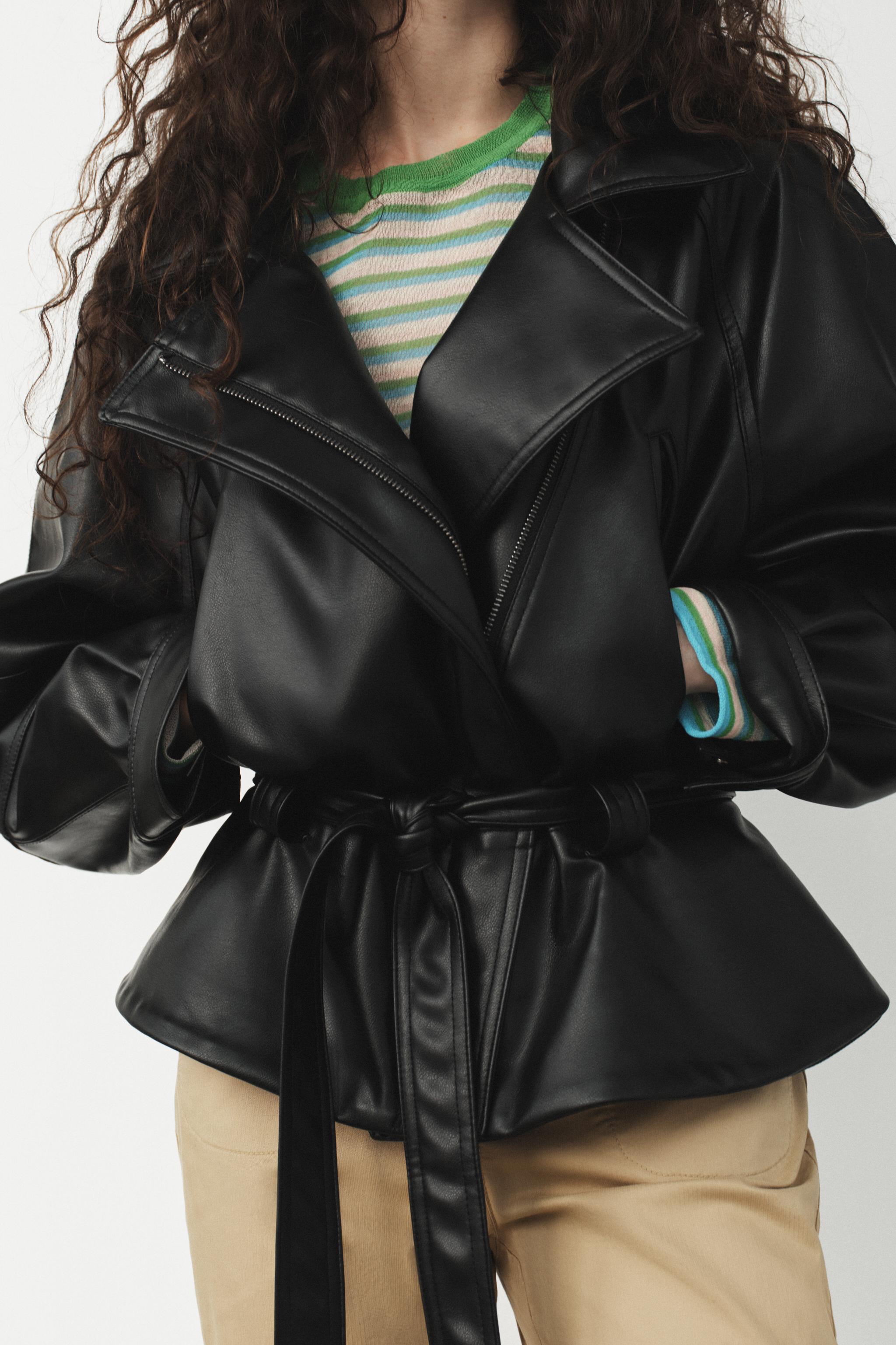 BLOUSON EN MATIÈRE SYNTHÈTIQUE AVEC CEINTURE