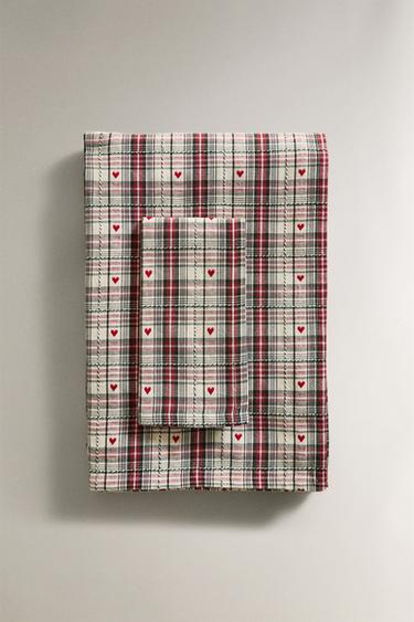 DYED THREAD CHRISTMAS HEART TABLECLOTH - أحمر الخاص بـ Zara