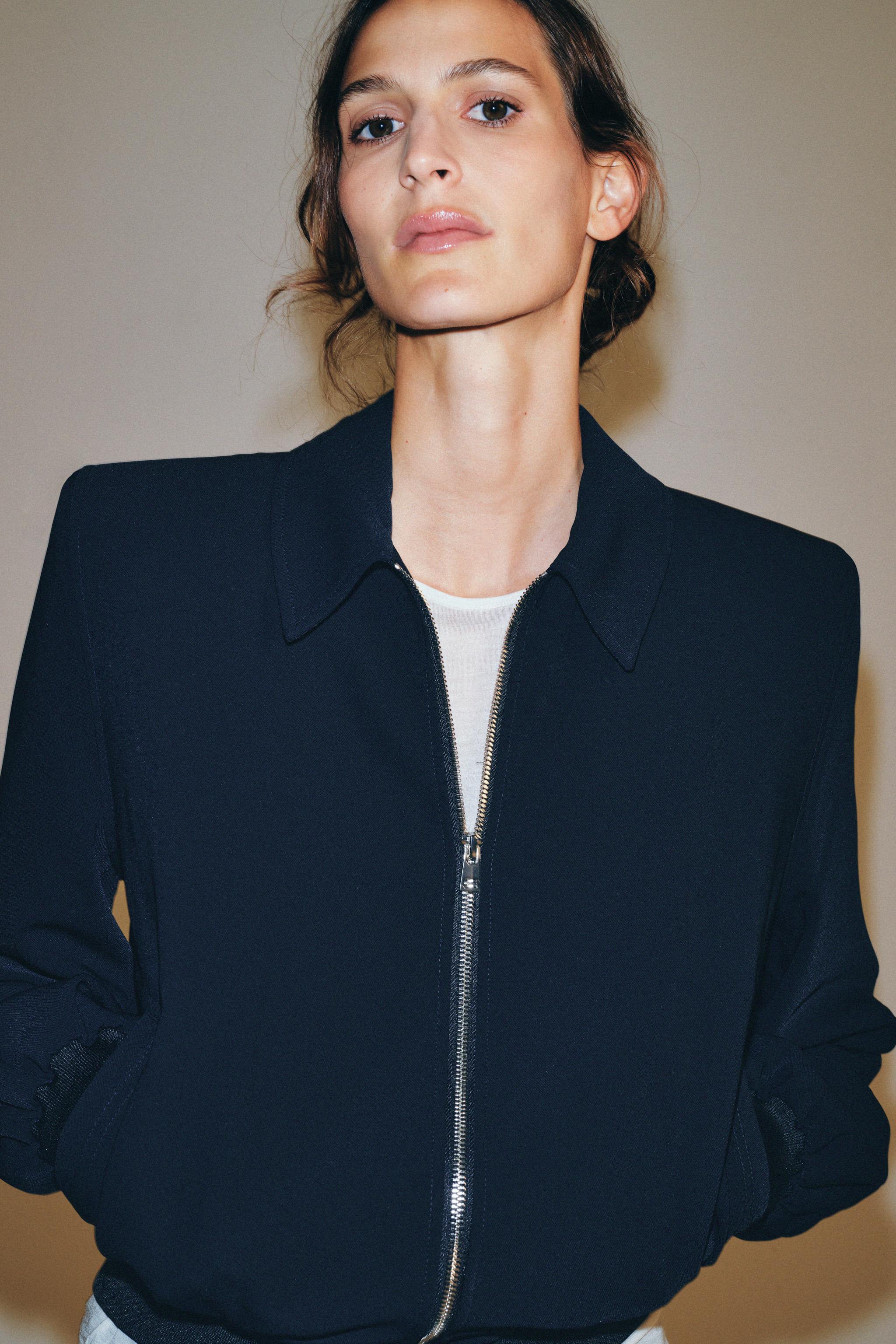Женские куртки Zara ZW COLLECTION SHOULDER PAD BOMBER JACKET — фото 2