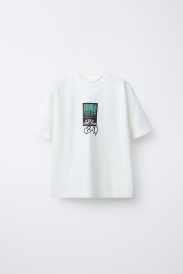 TRIČKO S GRAFFITI POTISKEM - Bílá od Zara