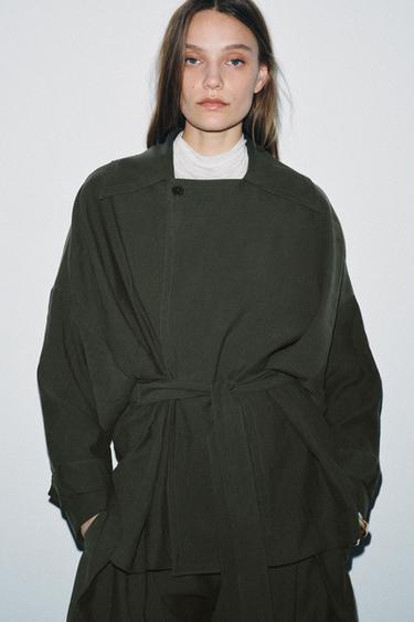 КОРОТКИЙ СТРУЯЩИЙСЯ ТРЕНЧ — ZW COLLECTION — ХАКИ от Zara