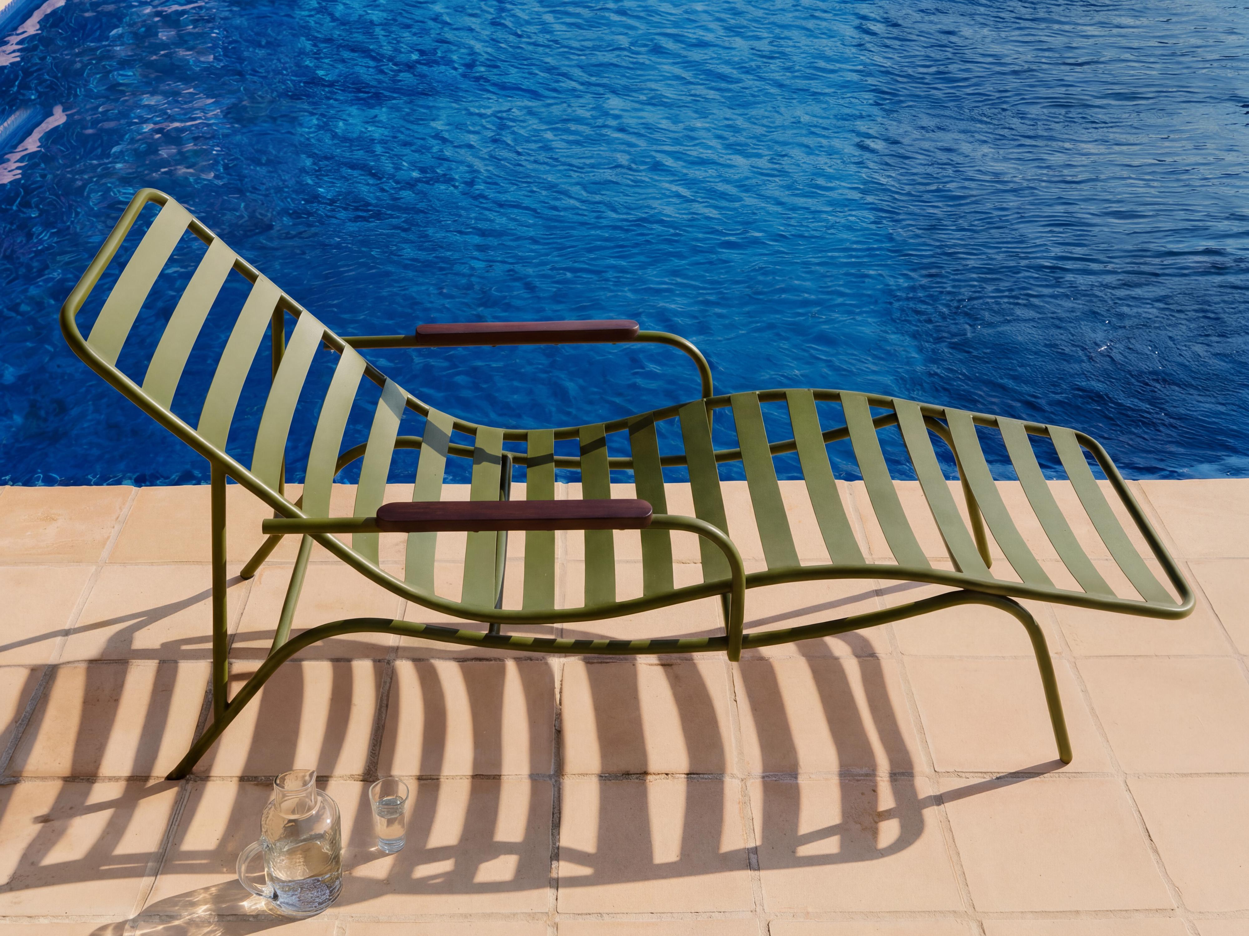 METAL AND WOOD LOUNGER — Green