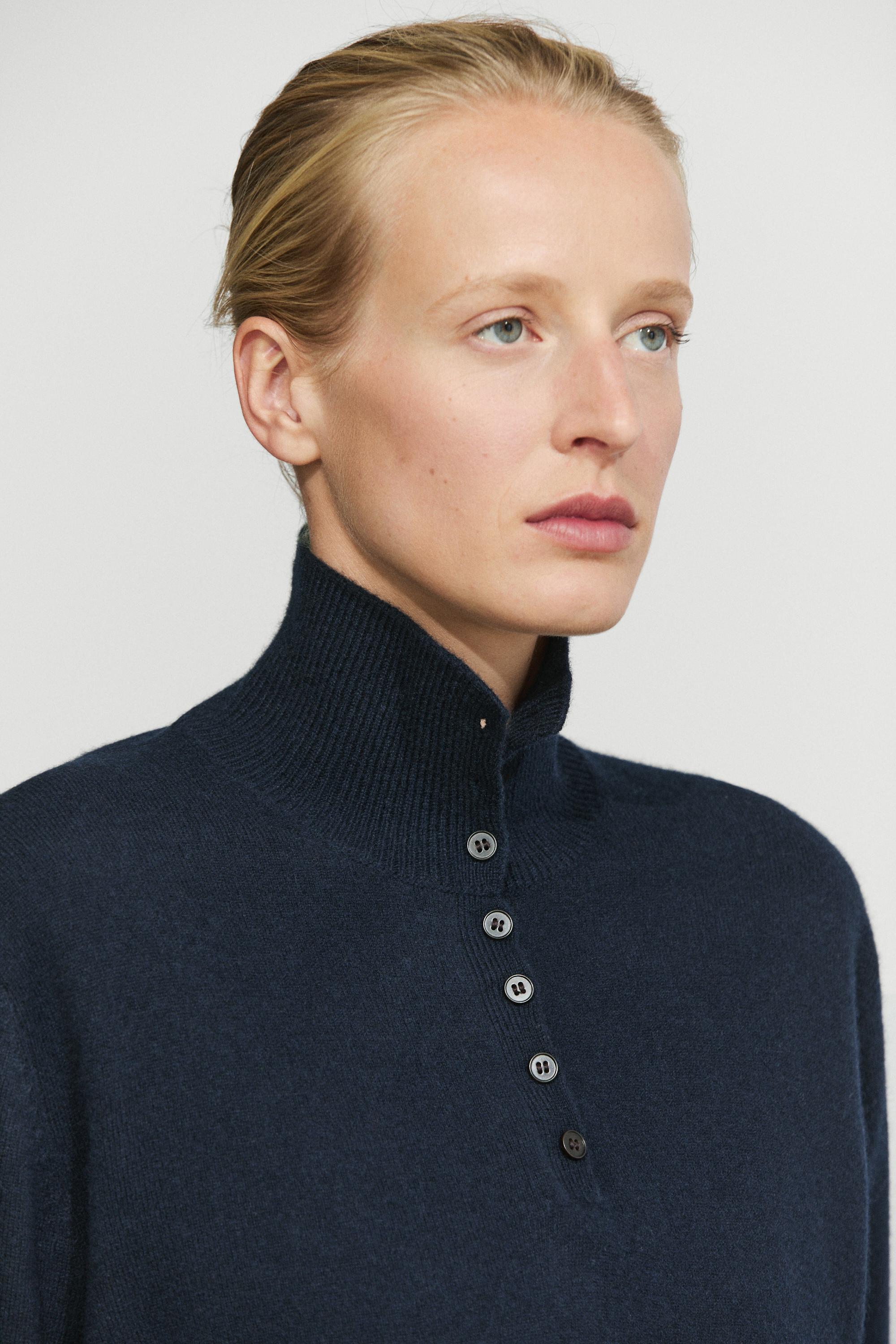 Pull en maille à col montant et boutons