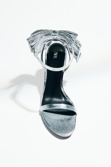 SANDALETTE MIT METALLIC-EFFEKT UND SCHLEIFE - Silber von Zara