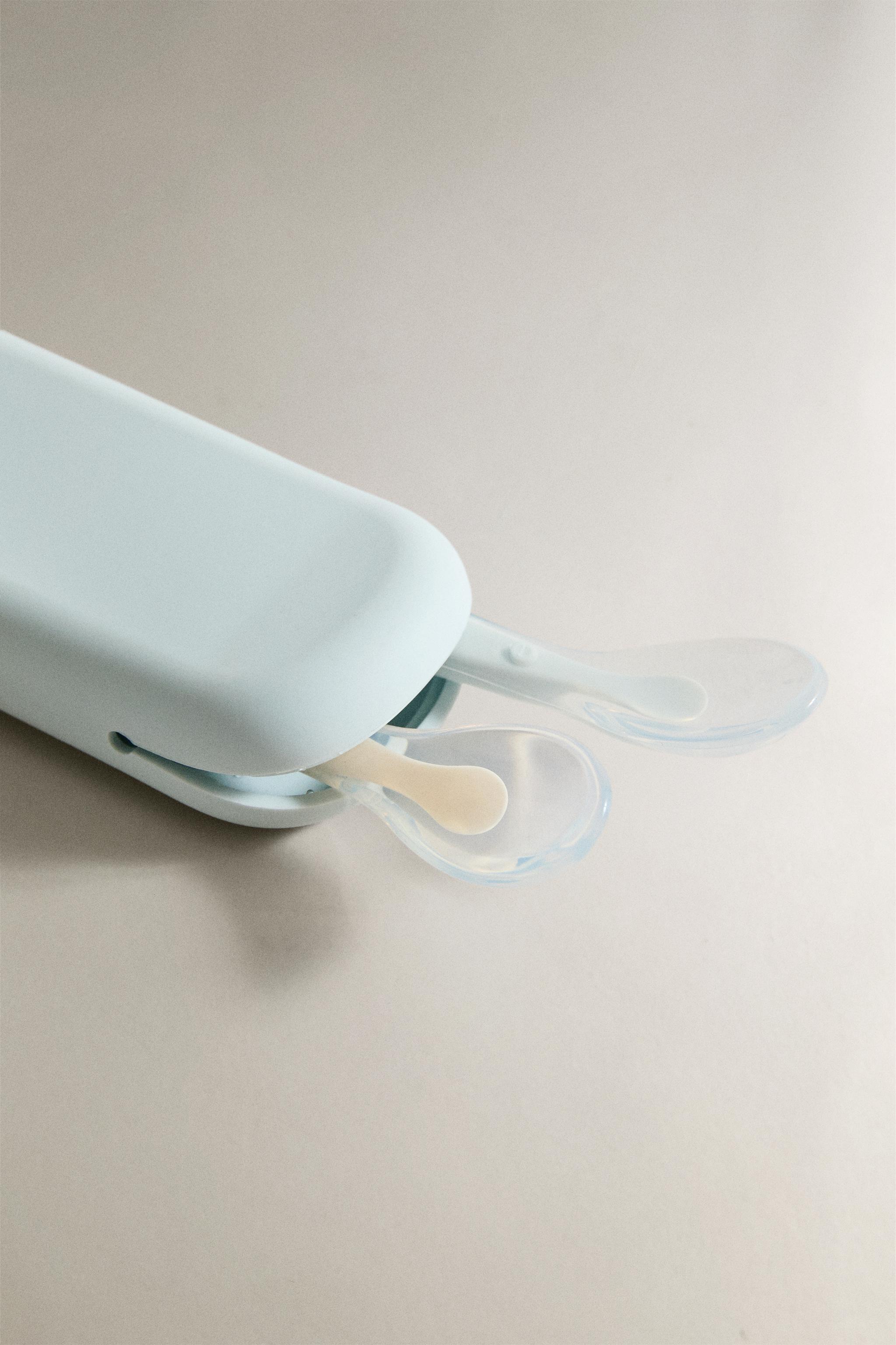 SET OF 2 KIDS' SILICONE SPOONS — Blue
