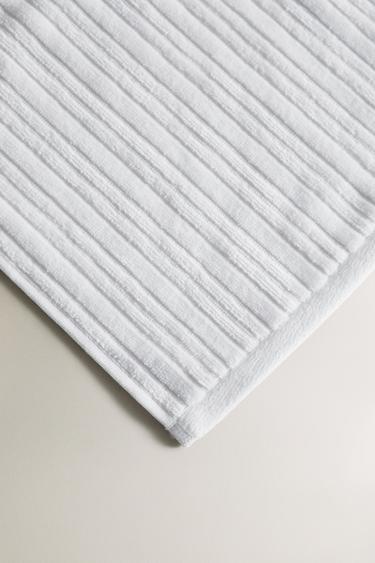 TEXTURED STRIPED VELOUR BATH TOWEL - White by Zara - Image 2
