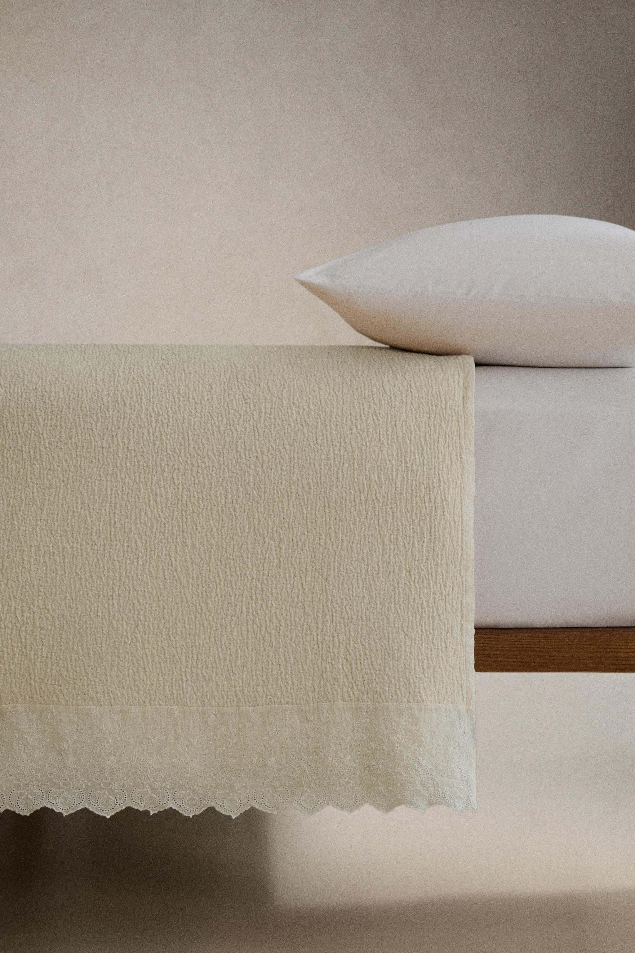 COTTON TEXTURED BEDSPREAD WITH EMBROIDERED RUFFLES