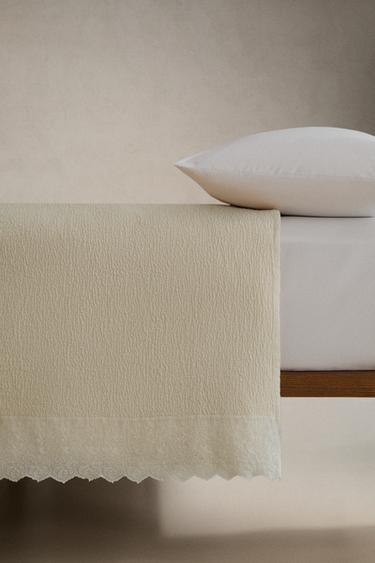 COUVERTURE DE LIT COTON TEXTURÉ VOLANT BRODÉ - Écru de Zara - Image 2