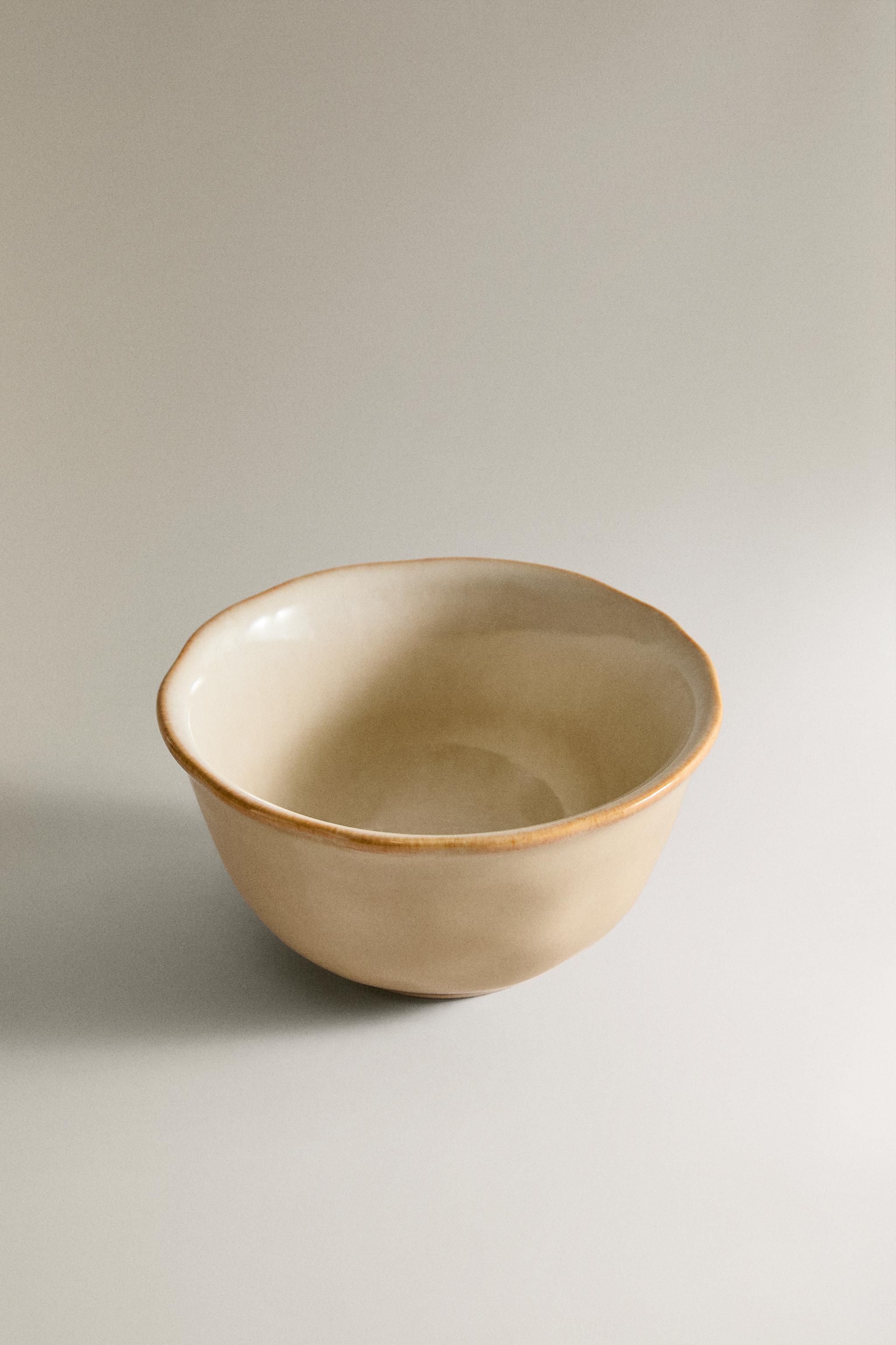 STONEWARE BOWL WITH IRREGULAR EDGE — Cream