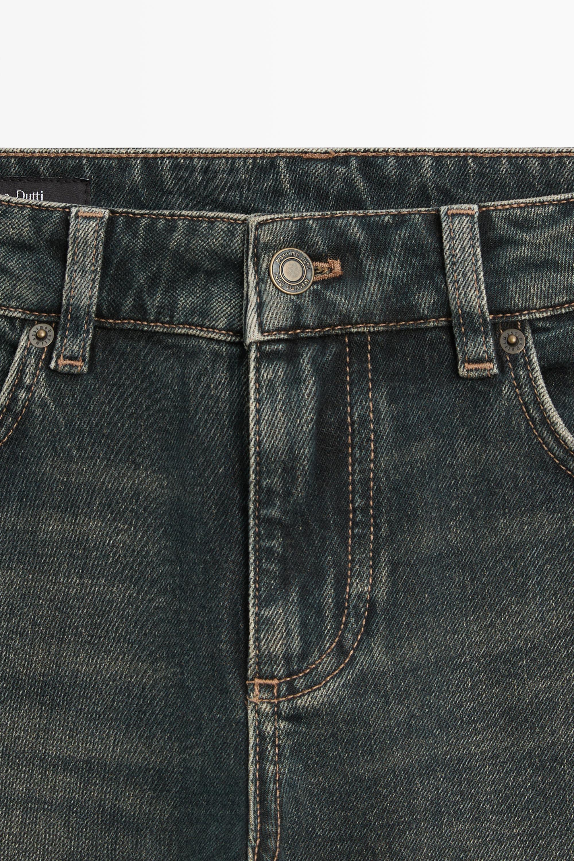 Low-rise straight-leg jeans total look