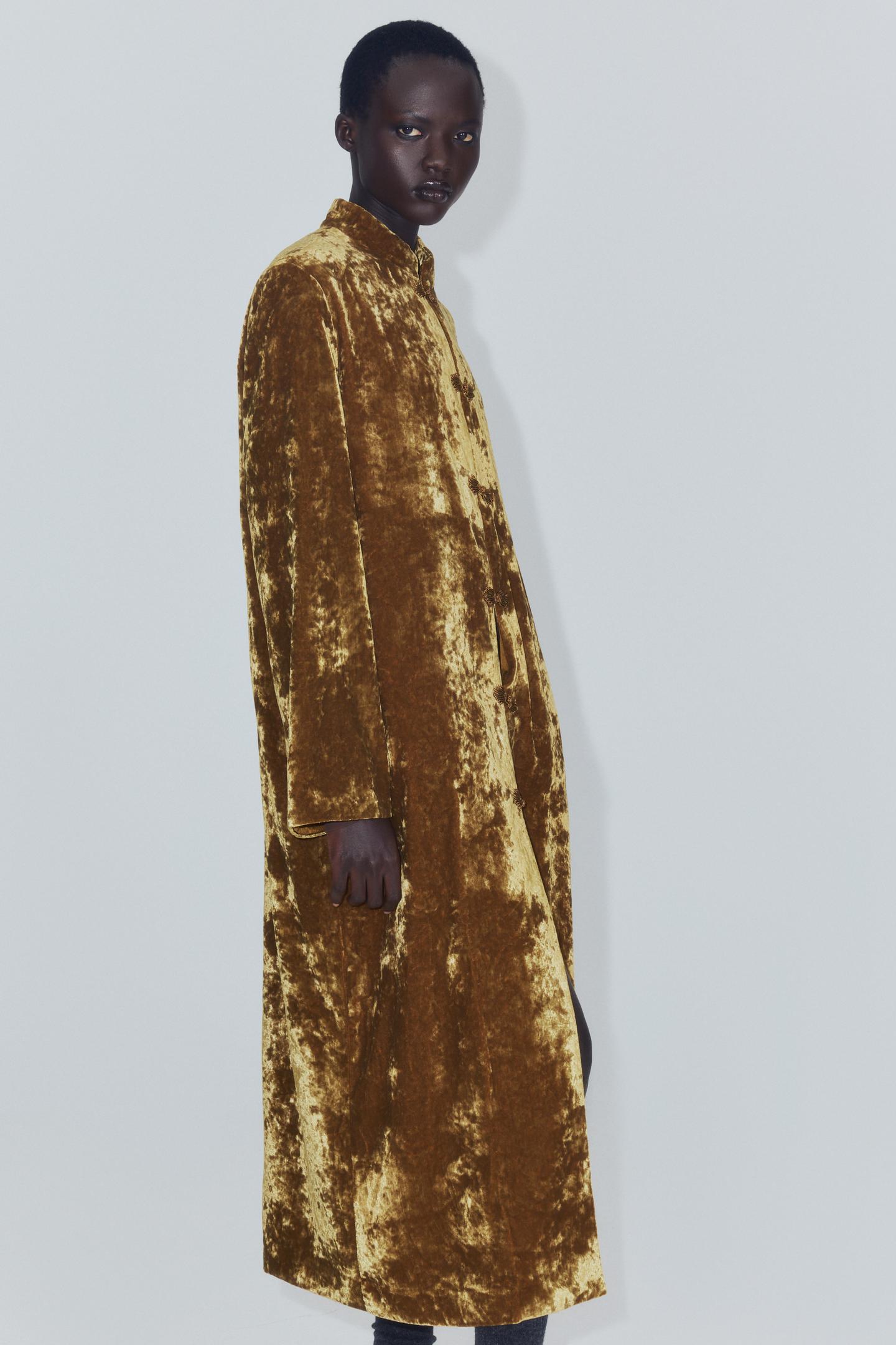 Женское пальто Zara ZW Collection Velvet Coat with Frog Fastening, цвет: Золотой — фото 3