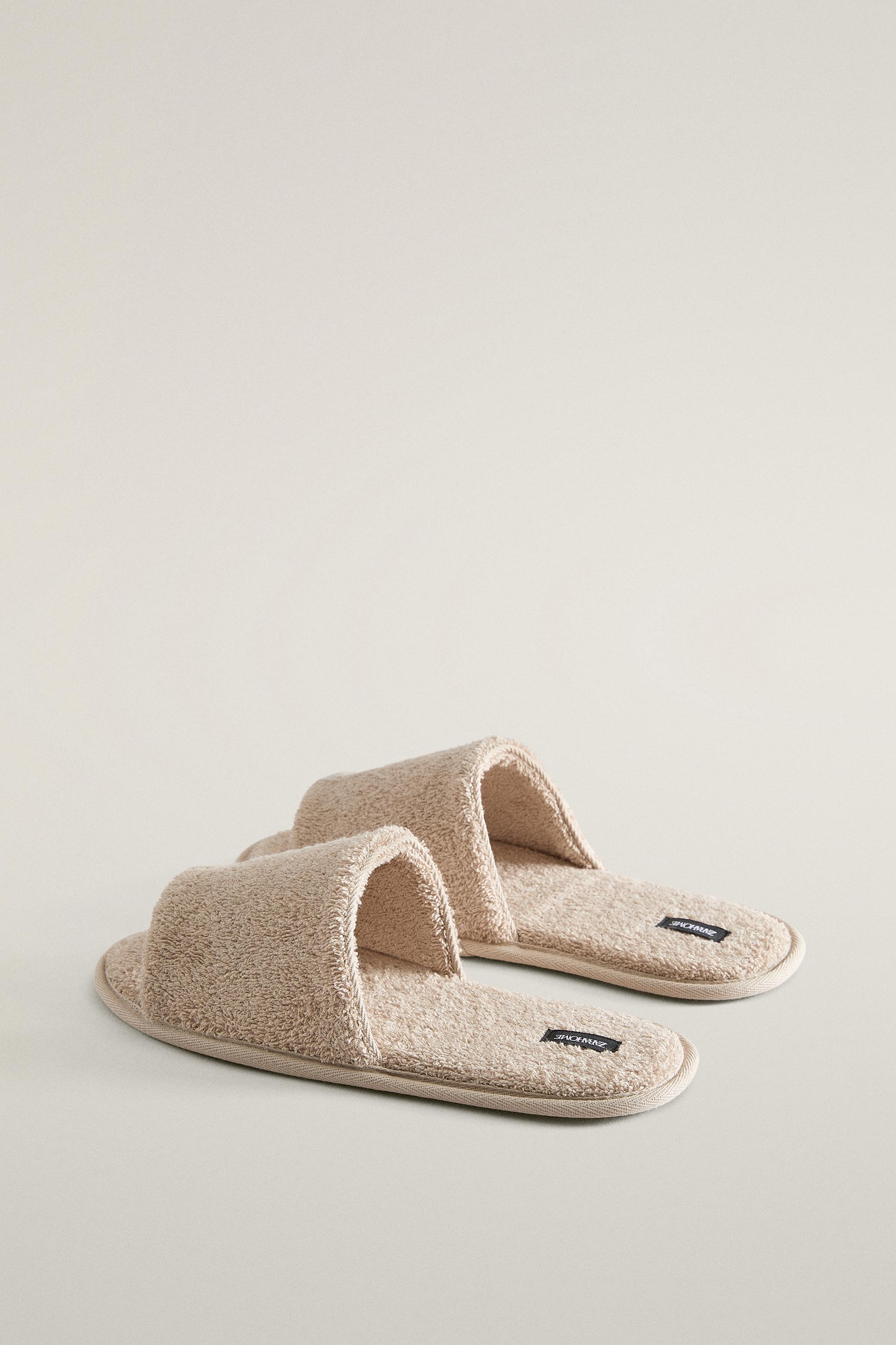 CHAUSSON SERVIETTE DE BAIN OUVERT