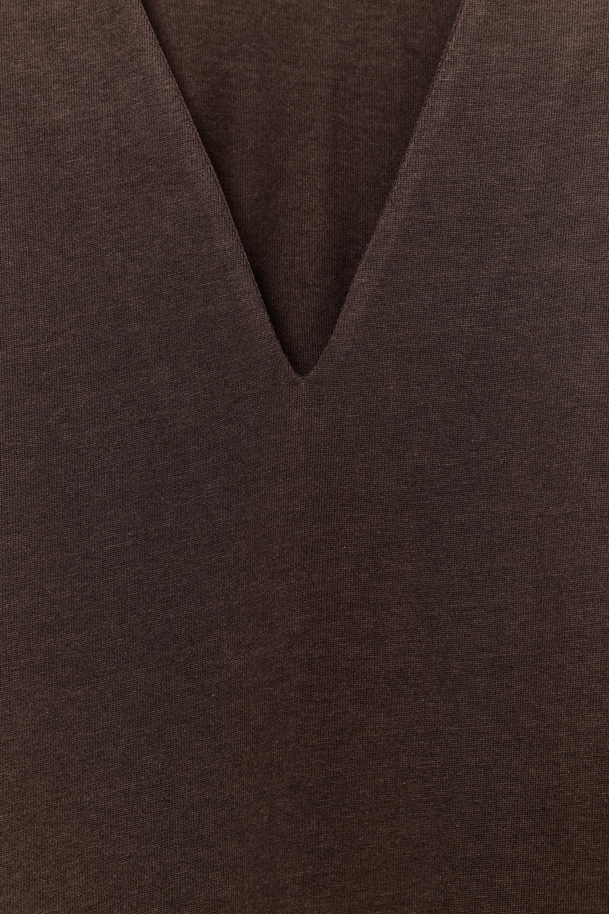 V-NECK T-SHIRT