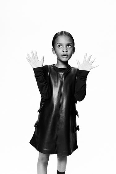 ROBE-SALOPETTE EN MATIÈRE SYNTHÉTIQUE AVEC LACETS - Noir de Zara