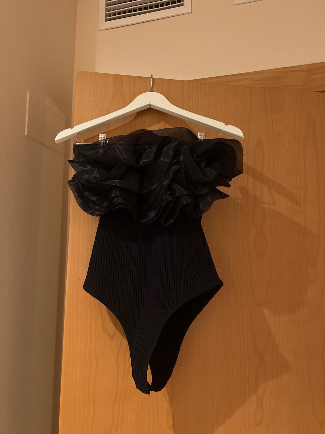 RIBBED BODYSUIT WITH ORGANZA RUFFLES
