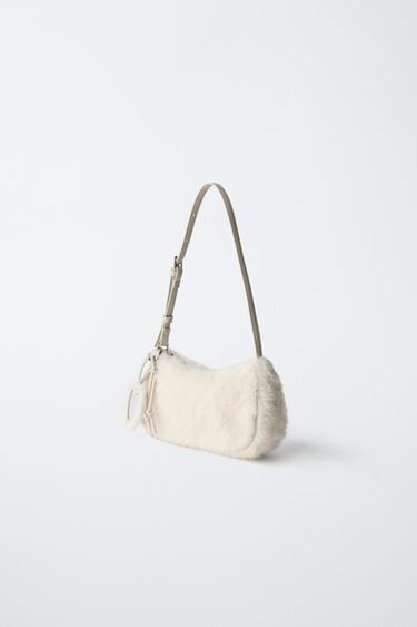 SAC BANDOULIÈRE EFFET FOURRURE AVEC BRETLOQUE - Blanc écru de Zara - Image 1